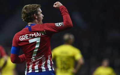 三亿电竞动态-佩德里被犯规后微笑面对展现大将风范