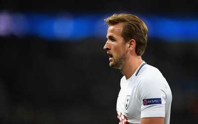 三亿电竞精华-克瓦拉茨赫利亚与对方小将交换球衣